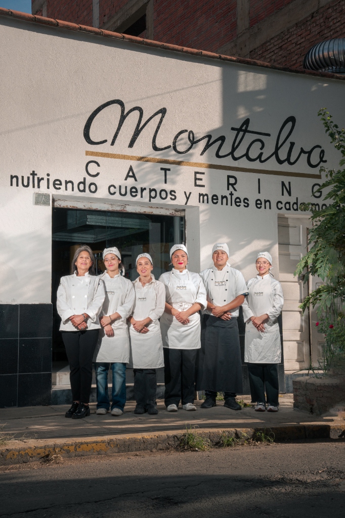 Muro y Fachada de Montalvo Catering con el Equipo